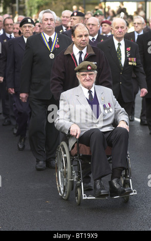 Soldati e civili si riuniscono per commemorare i morti sul ricordo domenica 2006 a Royston, Hertfordshire, Regno Unito Foto Stock