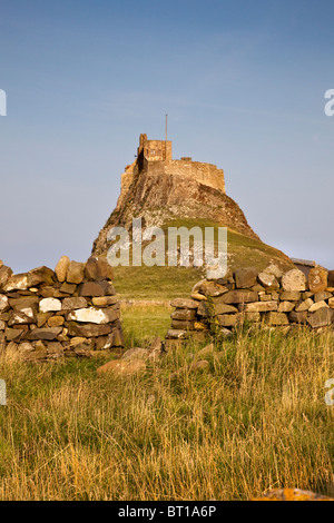 Lindisfarne Castle con muro di pietra, Lindisfarne Isola, Northumberland, Inghilterra, Regno Unito, GB. Foto Stock