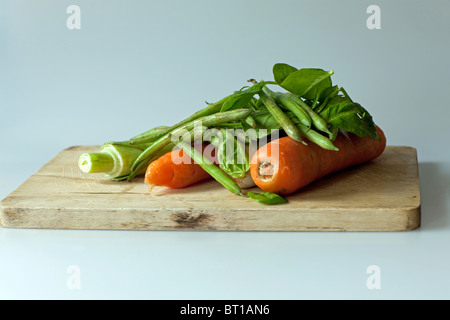 Le verdure sul tagliere di legno Foto Stock