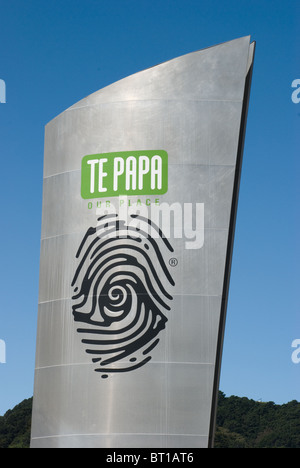 Segno e logo sul cartello fuori di Te Papa, il Museo Nazionale di Wellington, Nuova Zelanda Foto Stock