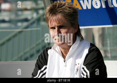 Germania head coach Theune portadenti sul banco del team prima del 2003 le donne di Coppa del Mondo di calcio finale contro la Svezia. Foto Stock