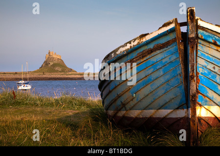 Lindisfarne Castle con barca da pesca, Lindisfarne Isola, Northumberland, Inghilterra, Regno Unito, GB, l'Europa. Foto Stock