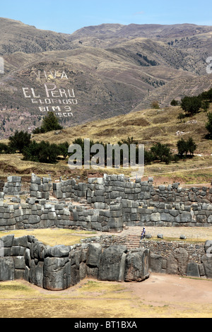 A zig zag di mura difensive a Sacsayhuaman , Cusco, Perù Foto Stock