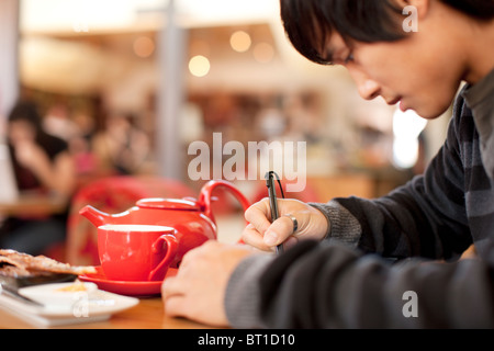 Razza mista uomo iscritto presso il cafe Foto Stock