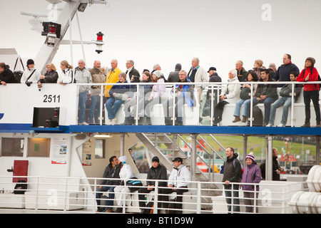 I turisti su una barca per fare Whale watching a Reykjavik, Islanda, Foto Stock