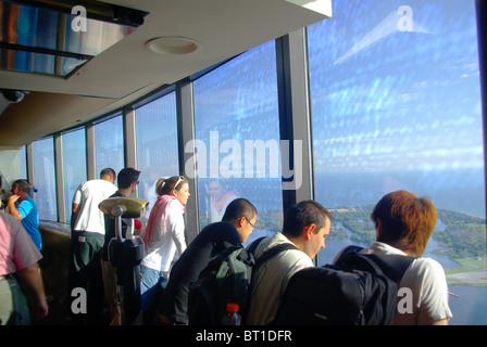 Visitatori Turisti turisti guardano fuori sopra la città di Toronto dalla parte superiore della CN Tower Foto Stock