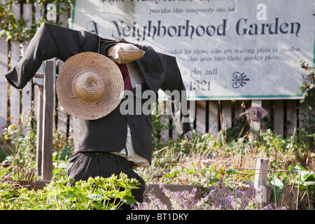 Scarecrow dressed in suit, white shirt and tie at community garden in Arcata, California, USA. Foto Stock