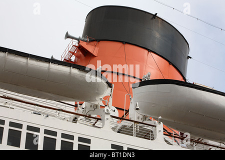 Dettaglio dell'imbuto della Queen Mary che mostra le imbarcazioni di salvataggio Foto Stock