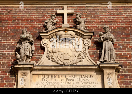 Le statue sulla facciata della Cappella a Schloss Nordkirchen castle, Renania settentrionale-Vestfalia, Germania, Europa Foto Stock