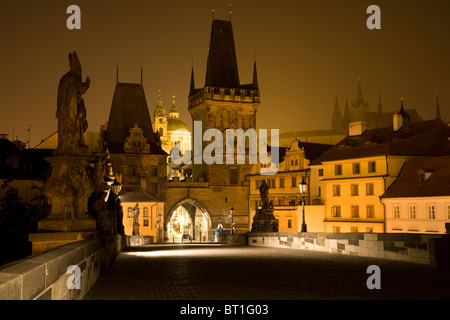 Praga di notte - guardare dal ponte Carlo a st. Cattedrale di San Vito e il ponte gotico torre di poco querters Foto Stock