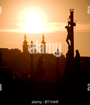 Praga - croce da H. Hilger 1629 sul Ponte Carlo da sunrise - silhouette Foto Stock