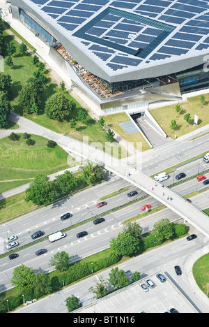 Vista aerea dell'autostrada con un ponte pedonale Foto Stock