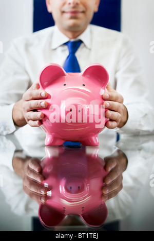 Imprenditore azienda salvadanaio Foto Stock