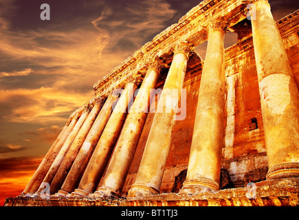 Giove antico tempio di colonne romane oltre al tramonto, Baalbek, Libano Foto Stock