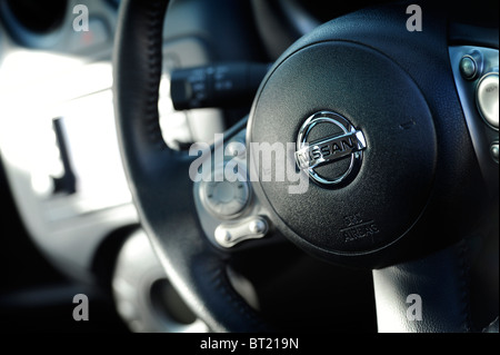 Una marca Nissan del mozzo del volante. Foto Stock