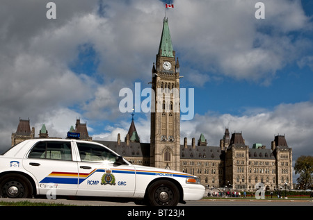 Un RCMP auto della polizia è parcheggiato di fronte ot il Parlamento a Ottawa il lunedì 27 settembre, 2010 Foto Stock