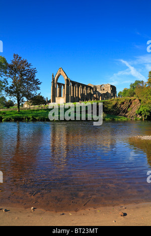 Bolton Priory e fiume Wharfe, Bolton Abbey, Yorkshire Dales National Park, North Yorkshire, Inghilterra, Regno Unito. Foto Stock