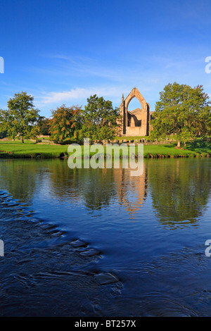 Bolton Priory e pietre miliari, Fiume Wharfe, Bolton Abbey, Yorkshire Dales National Park, North Yorkshire, Inghilterra, Regno Unito. Foto Stock