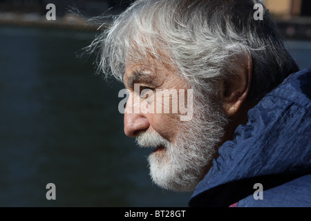 Ritratto di profilo di bello barbuto uomo senior indossando giacca con cappuccio, 13 Ottobre 2010 Foto Stock