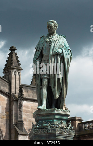 Statua di economista scozzese Adam Smith davanti alla Cattedrale di St Giles , Royal Mile di Edimburgo, Scozia. Foto Stock