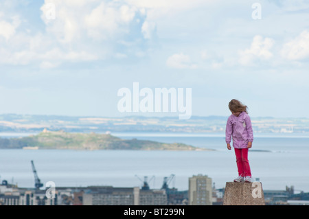 Edinburgh docks e Firth of Fife estuario del fiume visto da di Calton Hill. La Scozia. Foto Stock