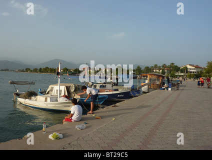 Giovani ragazzi la pesca dalla banchina al porto di Fethiye in Turchia. Foto Stock