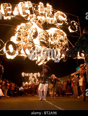 East Hoathly notte dei falò celebrazioni nelle vicinanze del Lewes, East Sussex Regno Unito. Un immenso incendio striscione in una processione. Foto da Jim Holden. Foto Stock