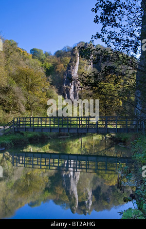 "Pickering Tor' e il fiume Colomba, Dovedale, Parco Nazionale di Peak District, Derbyshire, in Inghilterra, Regno Unito Foto Stock