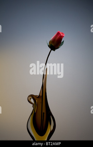 Rosa Rossa in un vaso. Foto Stock