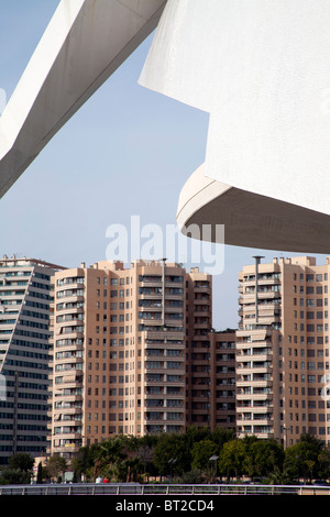 Balcone bianco della Città delle Arti e delle Scienze di nuova costruzione di blocchi di appartamenti in background Valencia Spagna Foto Stock