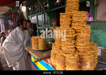 Dolce deserti in vendita a Kabul Foto Stock
