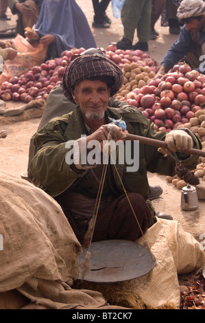 Venditore di patate a Kabul Foto Stock