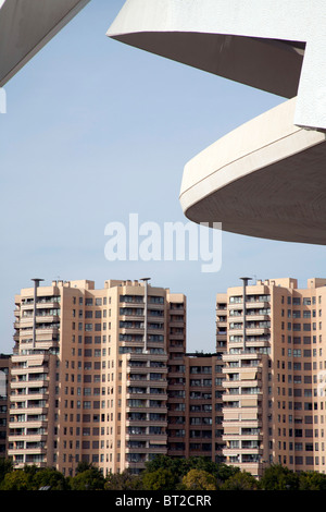 Balcone bianco della Città delle Arti e delle Scienze di nuova costruzione di blocchi di appartamenti in background Valencia Spagna Foto Stock