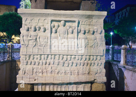 Dettaglio del piedistallo: Teodosio 1 offerte allori della vittoria, l'organo ad acqua di Ctecibius, l'Obelisco Istanbul Turchia Foto Stock