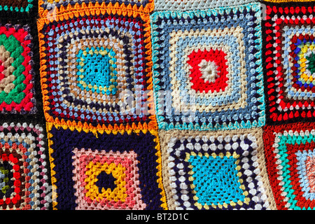Patchwork crochet pattern colorati artigianato coperta in tessuto Foto Stock