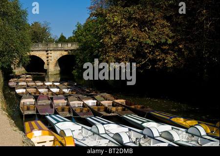 Barca e Punt noleggio al Magdalen Bridge sul fiume Cherwell nella città universitaria di Oxford Inghilterra Foto Stock