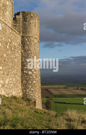 Il castello di Hume - ripristino vecchio hill top fortificazione base ancestrale del Clan Home - sorgere della luna oltre i confini Foto Stock