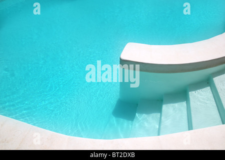 Piscina bianco acqua turchese composizione pulita in casa mediterranea Foto Stock