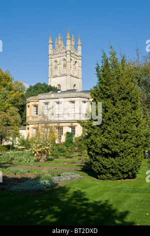 Magdalen Tower all'interno della storica città universitaria di Oxford Foto Stock