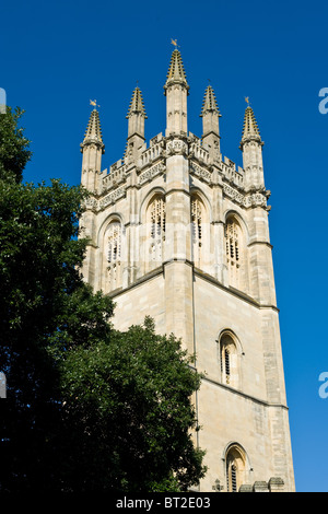 Magdalen Tower all'interno della storica città universitaria di Oxford Foto Stock