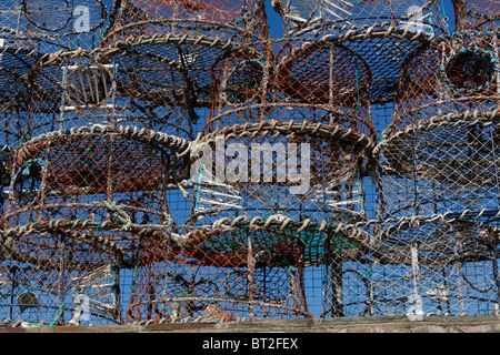 Impilati l aragosta e granchio pentole sul harbourside nel porto di pesca di Brixham, Devon, Regno Unito Foto Stock