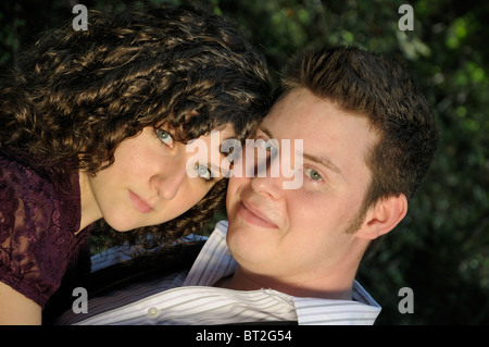 Una giovane coppia gode di ogni altra compagnia. Essi sono profondamente nell'amore e che vogliono essere vicino insieme per sempre. Pic da Darrell giovani. Foto Stock