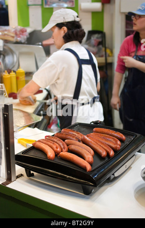 Sandwich e hot dog shop presso il Mercato di San Lorenzo, Toronto Foto Stock
