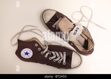 Una coppia di marrone Converse All Star. Foto Stock