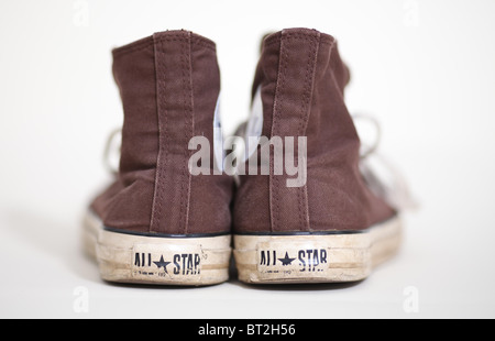 Una coppia di marrone Converse All Star. Foto Stock