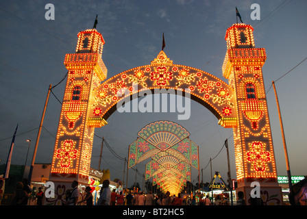 Arco d'ingresso alla fiera e La Cala de Mijas, Mijas Costa, Costa del Sol, provincia di Malaga, Andalusia, Spagna, Europa occidentale Foto Stock