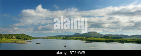 Vista sul Loch Dunvegan verso il castello di Dunvegan e MacLeod tabelle, Isola di Skye in Scozia. Foto Stock