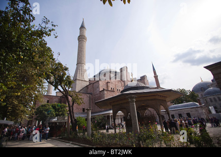 Hagia Sophia (Aya Sophia) (STE Sophia) Chiesa moschea ora museo di Istanbul in Turchia e fontana per i rituali 100805 Turchia Foto Stock