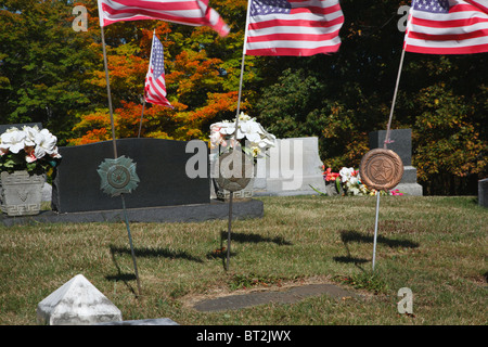 Sbiadita American bandiere al vento a lato sud cimitero di Nottingham, New Hampshire Foto Stock