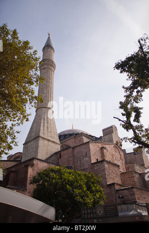 Hagia Sophia (Aya Sophia) (STE Sophia) Chiesa moschea ora museo di Istanbul in Turchia. Twilight alto minareto 100807 Turchia Foto Stock